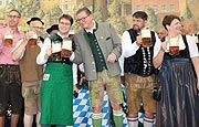 Nach dem Anstich 2019: Dachaus Oberbürgermeister Florian Hartmann, Brauereichef Bernhard Klier  (©foto: Martin Schmitz)